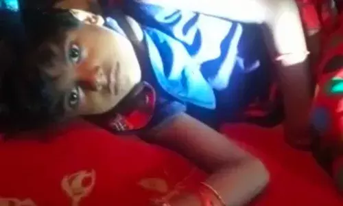 थरारक...सात वर्षाच्या चिमुकलीच्या गळ्याला नागाचा विळखा