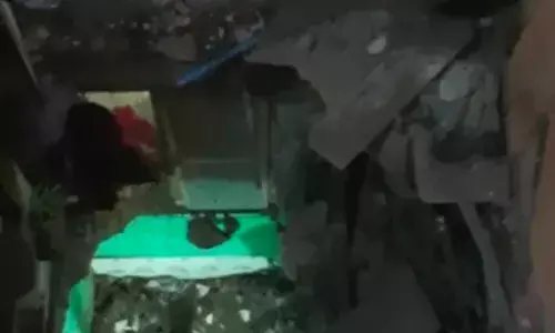 ठाण्यात इमारतीचा स्लॅब कोसळून दोघांचा मृत्यू, एक गंभीर जखमी ठाण्यात इमारतीचा स्लॅब कोसळून दोघांचा मृत्यू, एक गंभीर जखमी