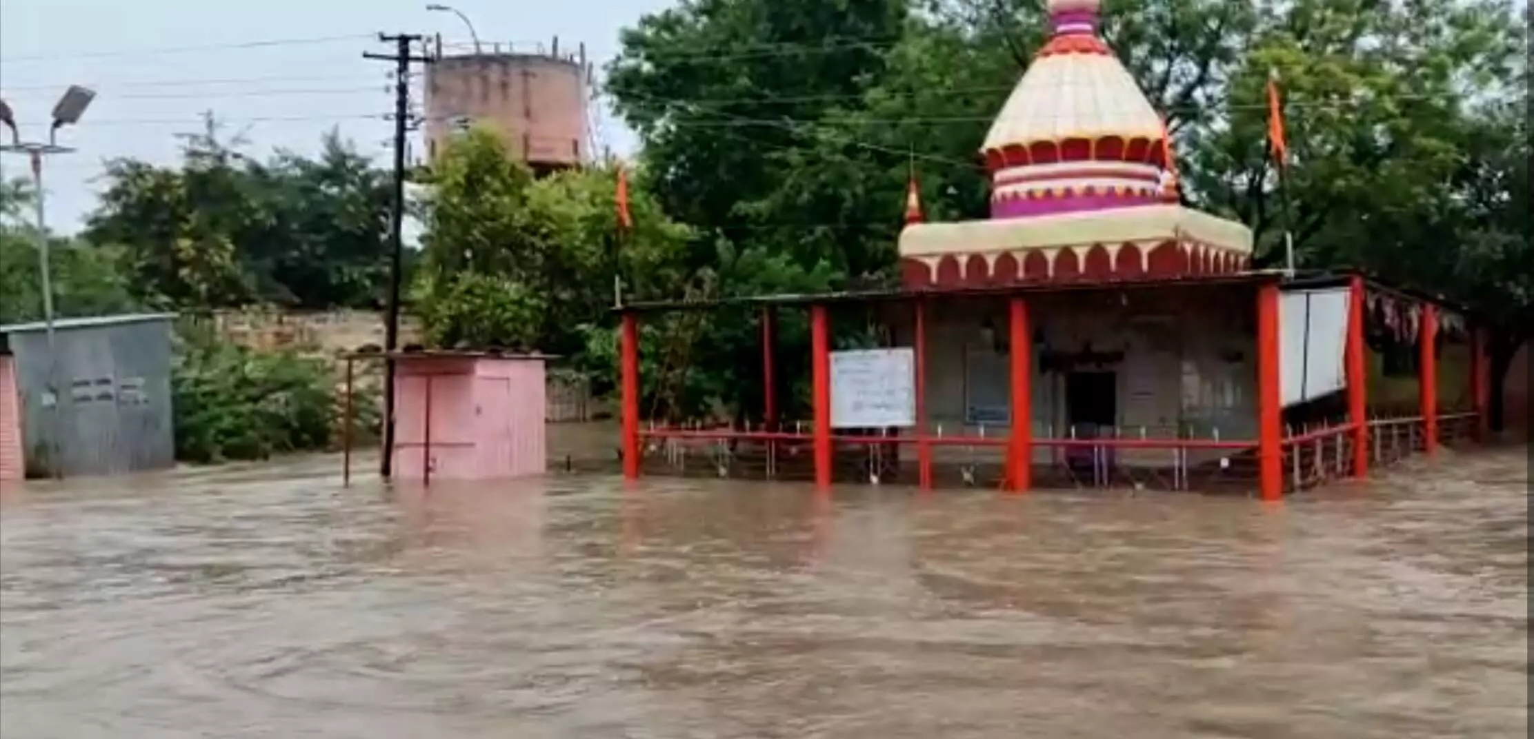 पूरग्रस्त भागाचा दौरा फक्त फोटो सेशनसाठी होता का?