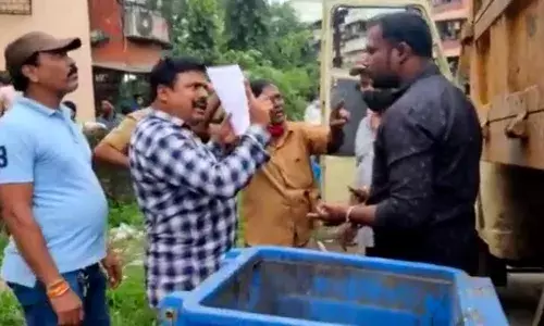 कल्याणमध्ये कचरा उचलण्यावरून भर रस्त्यावर वाद कल्याणमध्ये कचरा उचलण्यावरून भर रस्त्यावर वाद