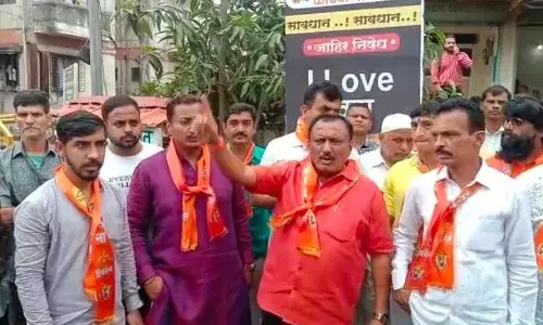 आय लव यु कचरा, आय लव यु खड्डा म्हणत शिवसेनेचं आंदोलन आय लव यु कचरा, आय लव यु खड्डा म्हणत शिवसेनेचं आंदोलन