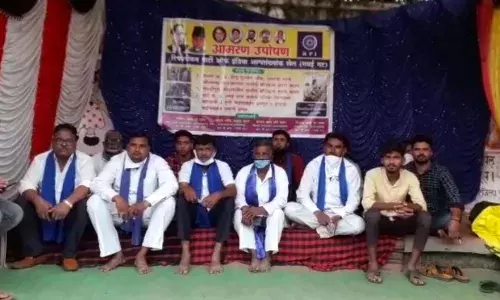 विविध मागण्यांसाठी आरपीआयचे जिल्हाधिकारी कार्यालयासमोर आमरण उपोषण विविध मागण्यांसाठी आरपीआयचे जिल्हाधिकारी कार्यालयासमोर आमरण उपोषण