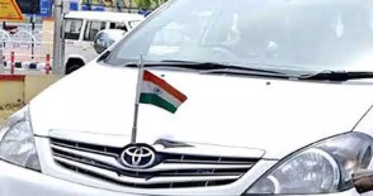 वाहनांवर कोण-कोण राष्ट्रीय ध्वज लावू शकतं?