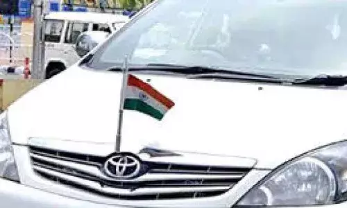 वाहनांवर कोण-कोण राष्ट्रीय ध्वज लावू शकतं? वाहनांवर कोण-कोण राष्ट्रीय ध्वज लावू शकतं?