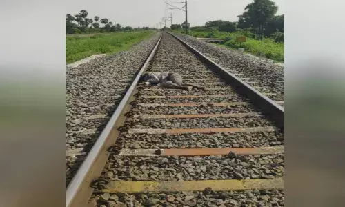 बलात्कार प्रकरणातील आरोपीचा मृतदेह रेल्वे ट्रॅकवर, मंत्र्यांनी दिली होती एन्काउंटरची धमकी