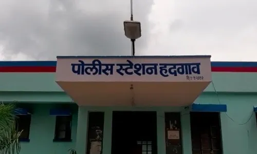 रॅगिंग प्रकरणी एका शिक्षकासह तीन विद्यार्थिनीवर गुन्हा दाखल रॅगिंग प्रकरणी एका शिक्षकासह तीन विद्यार्थिनीवर गुन्हा दाखल