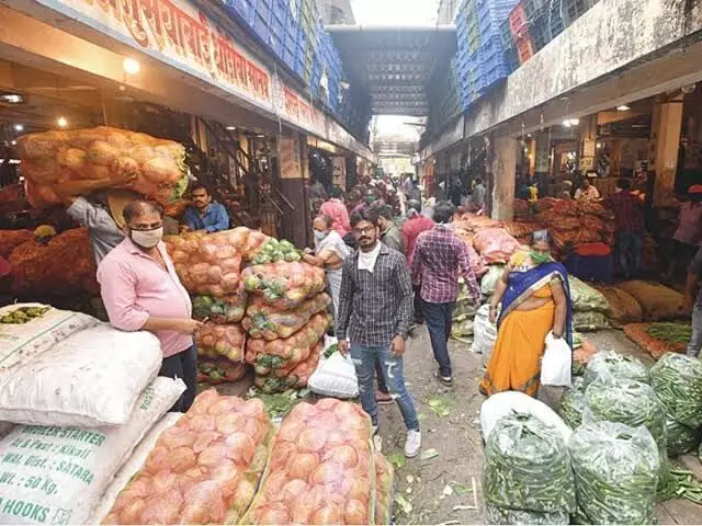 मुंबईच्या एपीएमसी मार्केटमधील पररराज्यातून आलेल्या कामगारांची नोंद नाही; मार्केटची सुरक्षा रामभरोसे