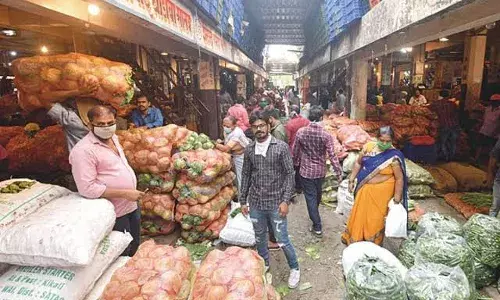 मुंबईच्या एपीएमसी मार्केटमधील पररराज्यातून आलेल्या कामगारांची नोंद नाही; मार्केटची सुरक्षा रामभरोसे मुंबईच्या एपीएमसी मार्केटमधील पररराज्यातून आलेल्या कामगारांची नोंद नाही; मार्केटची सुरक्षा रामभरोसे