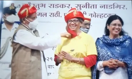 राज्यपालांनी काढला महिलेचा मास्क, कोरोना नियमांचा भंग राज्यपालांनी काढला महिलेचा मास्क, कोरोना नियमांचा भंग