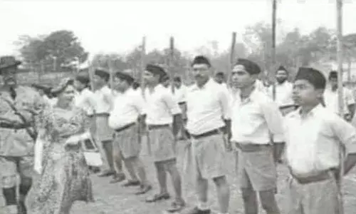 Fact check: RSS च्या स्वयंसेवकांनी इंग्लंडच्या राणीला खरंच मुजरा केला होता का? Fact check: RSS च्या स्वयंसेवकांनी इंग्लंडच्या राणीला खरंच मुजरा केला होता का?