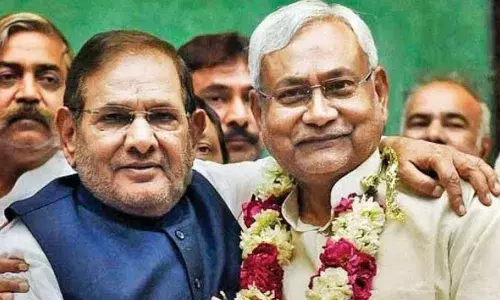 शरद यादव यांना जोडीला घेऊन नितीश कुमार भाजपला शह देऊ इच्छितात का? शरद यादव यांना जोडीला घेऊन नितीश कुमार भाजपला शह देऊ इच्छितात का?