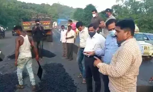 घोडबंदर मार्गाच्या दुरुस्तीची खासदार राजन विचारे यांच्याकडून पाहणी घोडबंदर मार्गाच्या दुरुस्तीची खासदार राजन विचारे यांच्याकडून पाहणी