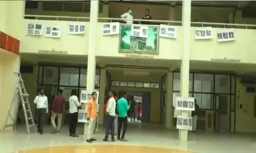 मनविसेने भरविले अहमदनगर मनपामध्ये खड्ड्यांच्या फोटोचे प्रदर्शन