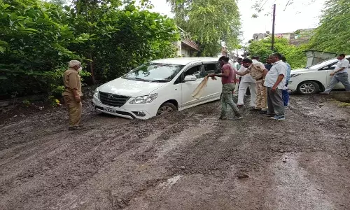 ग्रामीण भागातील रस्त्यांची दूरवस्था, पंचायत राज समितीच्या सदस्यांच्याच गाड्या फसल्या