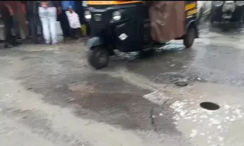 डांबरीकरण केलेले रस्ते अवघ्या 12 तासात उखडले डांबरीकरण केलेले रस्ते अवघ्या 12 तासात उखडले