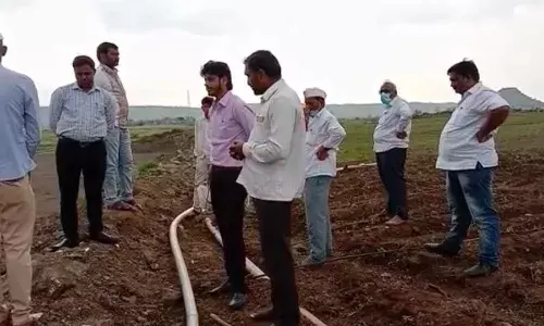 संगमनेरमध्ये कृषी अधिकारी शेतकऱ्यांच्या बांधावर ; विविध विषयांवर शेतकऱ्यांना मार्गदर्शन