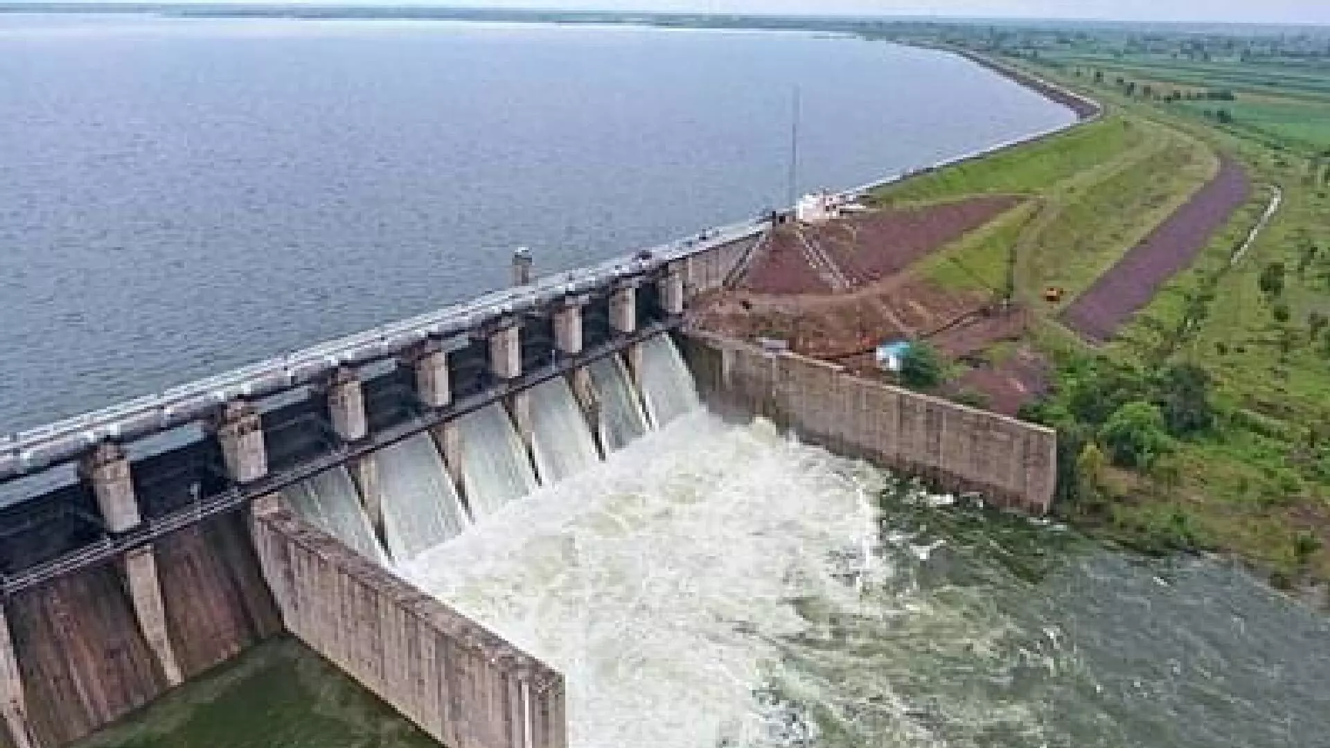 मांजरा धरणाचे सर्व १८ दरवाजे उघडले; नदी काठच्या शेतीचे प्रचंड नुकसान