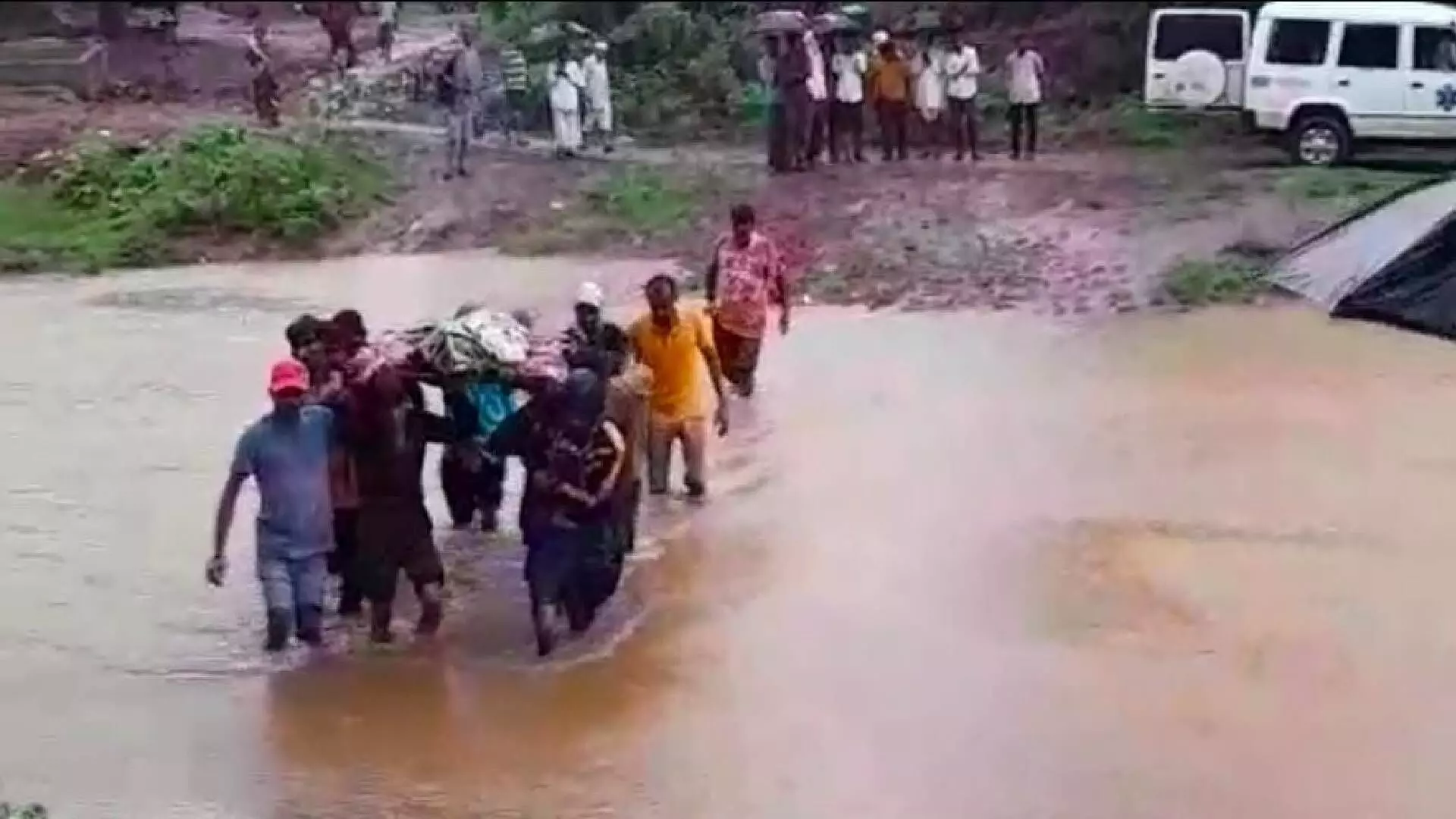 मरणानंतरही अनंत यातना; नदीच्या पात्रातून अंत्यसंस्कारासाठी घेऊन जावा लागला मृतदेह