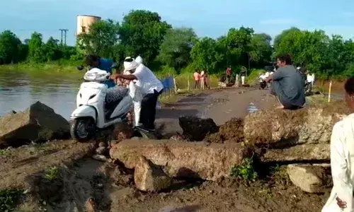 पूल खचल्याने शेगाव - अकोट राज्य महामार्ग वाहतुकीस बंद