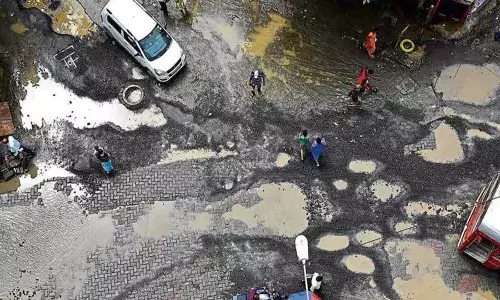 मुंबईचे रस्ते गेले खड्ड्यात... मुंबईचे रस्ते गेले खड्ड्यात...