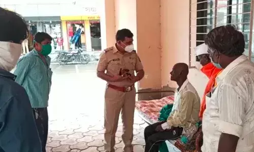 खाकीतील माणुसकीचे पुन्हा दर्शन; पोलीस निरीक्षक वासुदेव देसले यांनी केली निराधाराला मदत