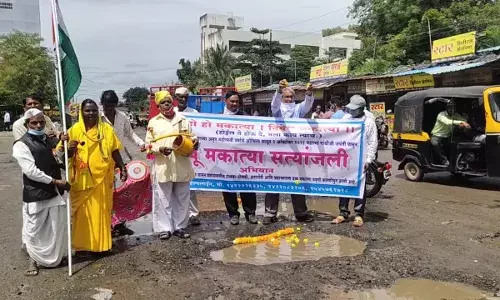 अहमदनगर येथे ढब्बू मकात्याला सत्यांजली वाहत एक अनोखं आंदोलन