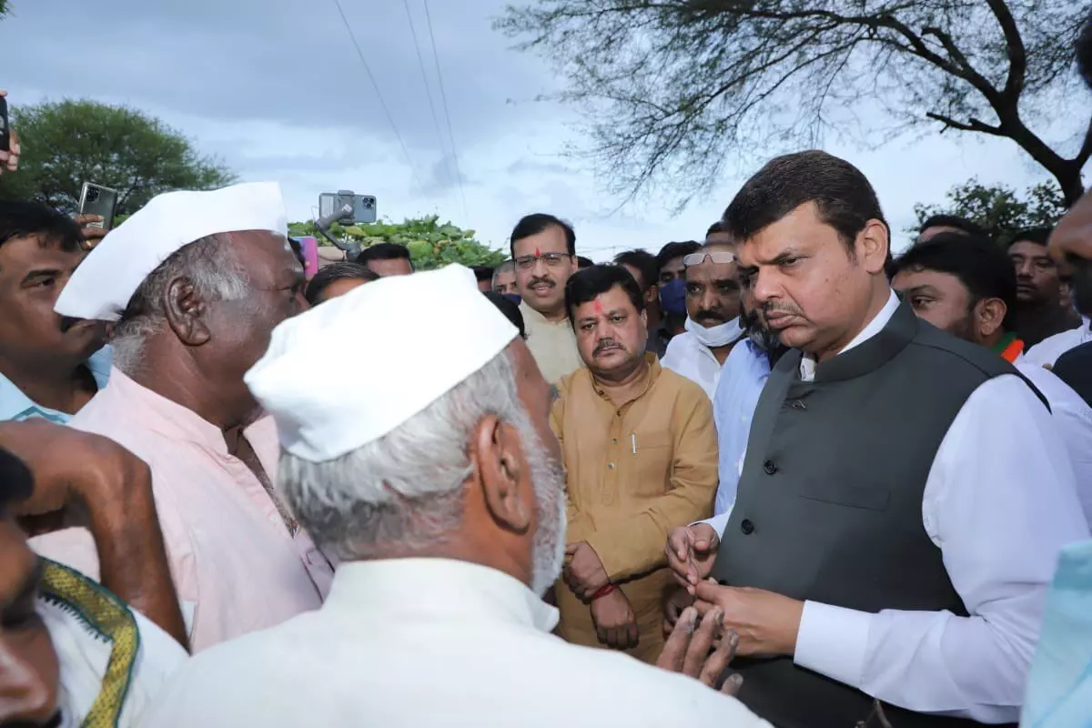 पूरग्रस्तांचे सांत्वन हा एक मुखवटा होता... ; फडणवीसांच्या मराठवाडा दौऱ्यावर सामनातून टीका