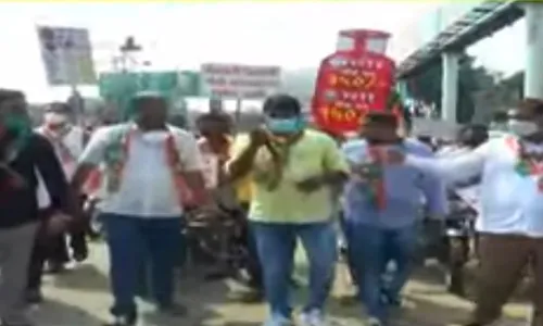 इंधन तसेच घरगुती गॅस सिलिंडरच्या दरवाढीविरोधात शिर्डीत दे धक्का आंदोलन
