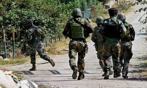 जम्मू-काश्मीरमध्ये दहशतवाद्यांशी चकमकीत ५ जवान शहीद जम्मू-काश्मीरमध्ये दहशतवाद्यांशी चकमकीत ५ जवान शहीद