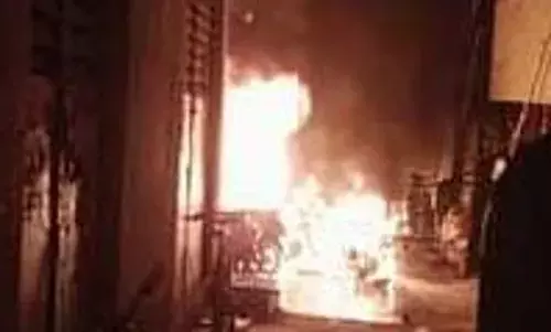 कुर्ला नेहरुनगर येथे पार्किंग लावलेल्या 20 ते 25 दुचाकींना भीषण आग ; आगीत सर्व दुचाकी जळून खाक कुर्ला नेहरुनगर येथे पार्किंग लावलेल्या 20 ते 25 दुचाकींना भीषण आग ; आगीत सर्व दुचाकी जळून खाक