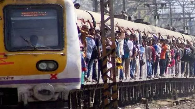 18 वर्षांखालील मुलांना मुंबई लोकल रेल्वे प्रवासाची मुभा
