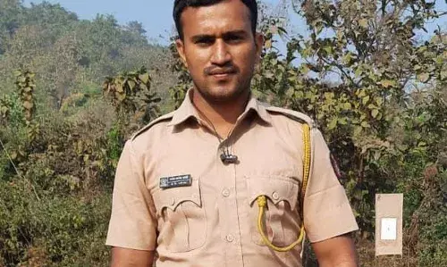 दोन गटाचे भांडण सोडण्यास गेलेल्या पोलिसावर चाकूने वार दोन गटाचे भांडण सोडण्यास गेलेल्या पोलिसावर चाकूने वार