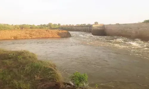 बंधाऱ्यावरील भिंत वाहून गेल्यानं शेतकऱ्यांचा गावाशी संपर्क तुटला, दोरीच्या सहाय्याने जेवणाची देवाण-घेवाण बंधाऱ्यावरील भिंत वाहून गेल्यानं शेतकऱ्यांचा गावाशी संपर्क तुटला, दोरीच्या सहाय्याने जेवणाची देवाण-घेवाण