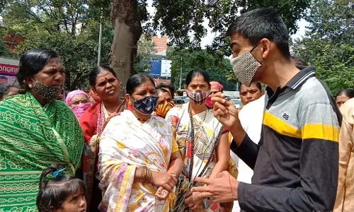 NDA प्रकल्पग्रस्त अद्यापही वाऱ्यावर, जिल्हाधिकारी कार्यालयासमोर आंदोलकांचा ठिय्या NDA प्रकल्पग्रस्त अद्यापही वाऱ्यावर, जिल्हाधिकारी कार्यालयासमोर आंदोलकांचा ठिय्या