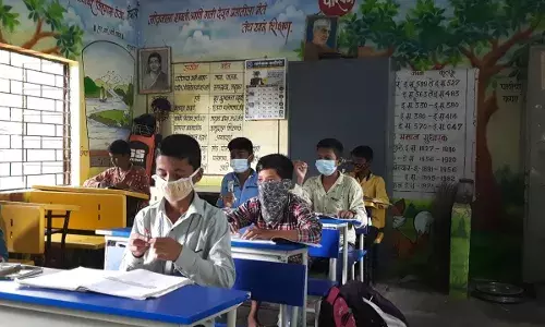 शाळा पुन्हा सुरु; विद्यार्थ्यांमध्ये कही ख़ुशी कही गम शाळा पुन्हा सुरु; विद्यार्थ्यांमध्ये कही ख़ुशी कही गम