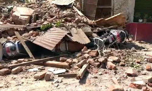 वर्ध्यात पटेल चौक परिसरात जीर्ण इमारतीची भिंत कोसळली ; वाहनांचे मोठे नुकसान वर्ध्यात पटेल चौक परिसरात जीर्ण इमारतीची भिंत कोसळली ; वाहनांचे मोठे नुकसान