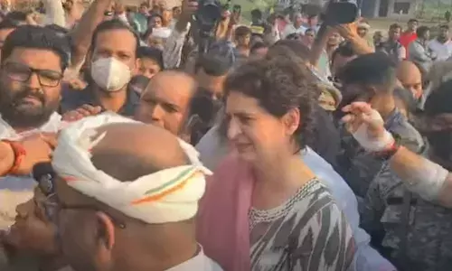 पोलिसांच्या कोठडीत दलित युवकाचा मृत्यू, पीडित कुटुंबाच्या भेटीला जाणाऱ्या प्रियांका गांधींना पोलिसांनी घेतलं ताब्यात... पोलिसांच्या कोठडीत दलित युवकाचा मृत्यू, पीडित कुटुंबाच्या भेटीला जाणाऱ्या प्रियांका गांधींना पोलिसांनी घेतलं ताब्यात...