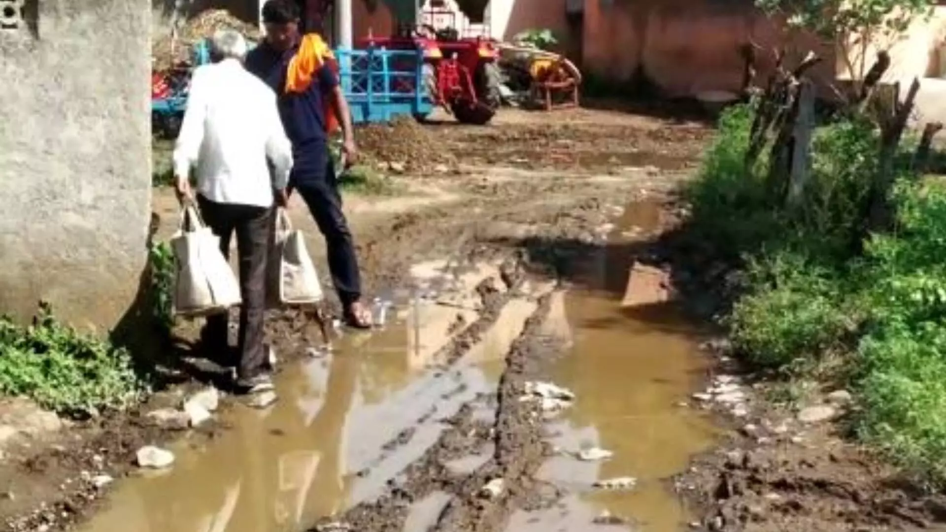 Ground Report : गावात घाणीचे साम्राज्य, गावकऱ्यांच्या आरोग्याकडे ग्रामपंचायतीचे दुर्लक्ष