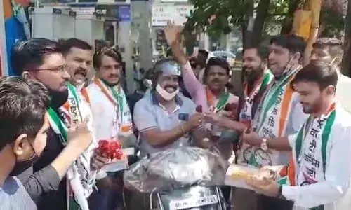 ठाण्यामध्ये राष्ट्रवादीने वाहनधारकांना गुलाबाचे फुल देऊन केलं अनोखं आंदोलन ठाण्यामध्ये राष्ट्रवादीने वाहनधारकांना गुलाबाचे फुल देऊन केलं अनोखं आंदोलन