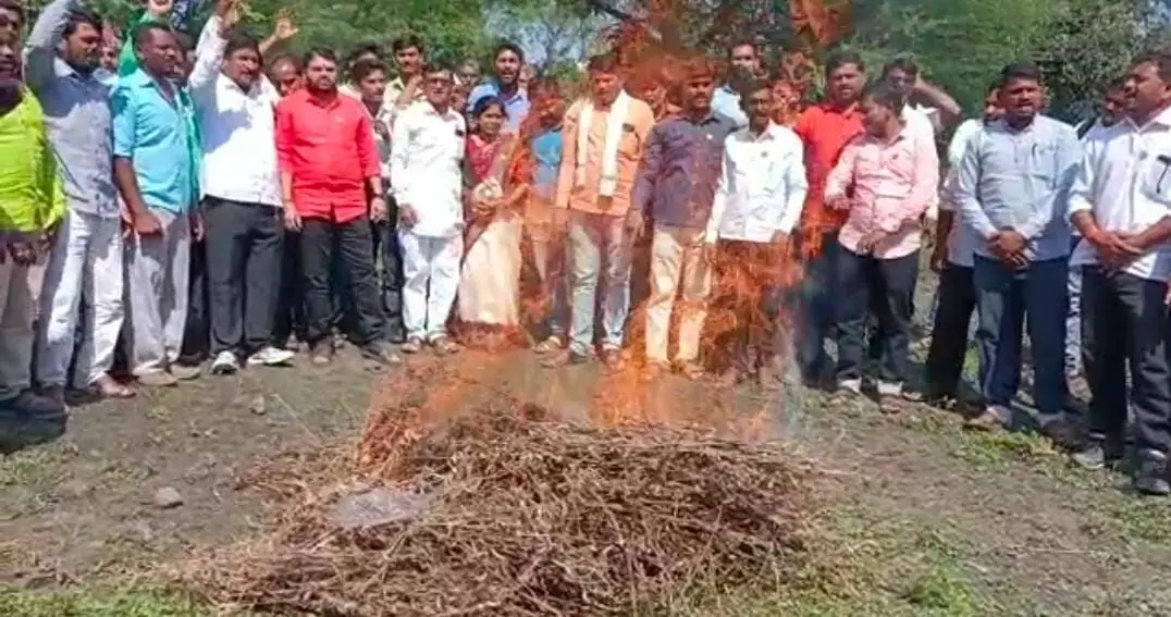 सोयाबीन-कापूस उत्पादक शेतकऱ्यांच्या आंदोलनाची बुलडाण्यात ठिणगी