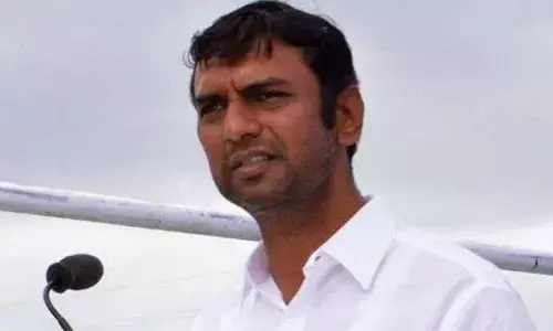 उस्मानाबाद जिल्ह्याचे पालकमंत्री शंकरराव गडाख यांचा जिल्हा दौरा वादळी