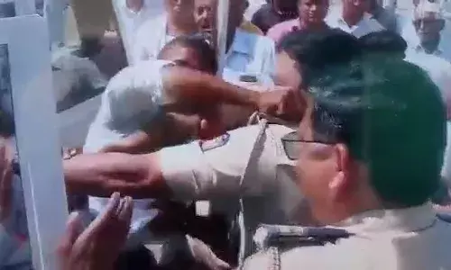 महाराष्ट्रात चाललंय काय? पोलिस अधिकाऱ्यांना गावकऱ्यांची मारहाण...