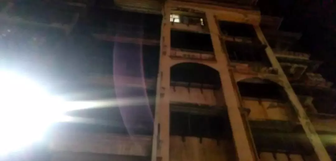 उल्हासनगरमधील पाच मजली इमारतीचा स्लॅब कोसळला ; एकाचा मृत्यू