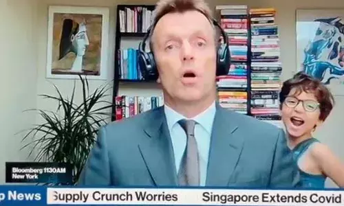 लाइव्ह मुलाखतीत मुलाचा व्यत्यय, नेटिझन्सने केलं मुलाचं कौतुक