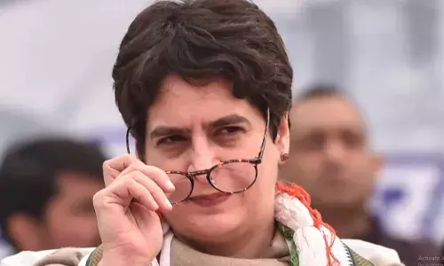 प्रियंका गांधी यांची 10 लाखांपर्यंत मोफत उपचाराची घोषणा, आजारी कॉंग्रेसला बाहेर काढणार का? प्रियंका गांधी यांची 10 लाखांपर्यंत मोफत उपचाराची घोषणा, आजारी कॉंग्रेसला बाहेर काढणार का?