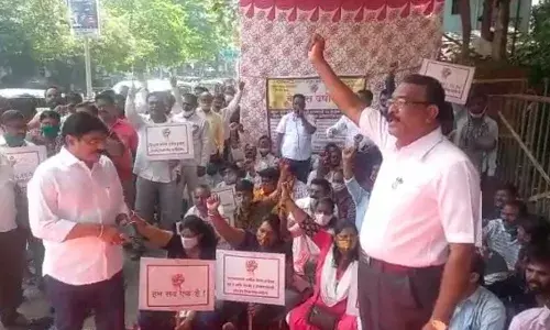 एस.टी.कर्मचाऱ्यांचे विविध मागण्यांसाठी लाक्षणिक उपोषण