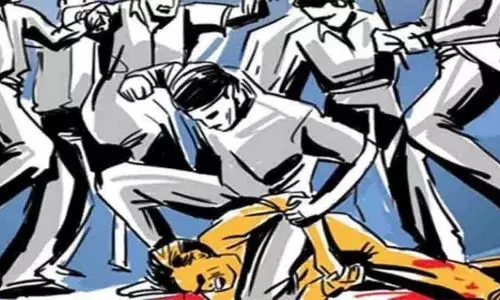 अहमदनगर: दलित सरपंचाच्या गळ्यात घातला चपलेचा हार अहमदनगर: दलित सरपंचाच्या गळ्यात घातला चपलेचा हार