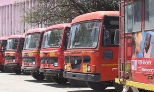 अखेर लालपरी पुन्हा धावली! एस. टी कर्मचाऱ्यांचे आंदोलन मागे अखेर लालपरी पुन्हा धावली! एस. टी कर्मचाऱ्यांचे आंदोलन मागे