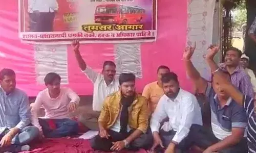 तुमसर एसटी डेपोमध्ये कर्मचाऱ्यांचे ठिय्या आंदोलन ; आरोग्य विभागाच्या परीक्षार्थ्यांची चिंता वाढली तुमसर एसटी डेपोमध्ये कर्मचाऱ्यांचे ठिय्या आंदोलन ; आरोग्य विभागाच्या परीक्षार्थ्यांची चिंता वाढली