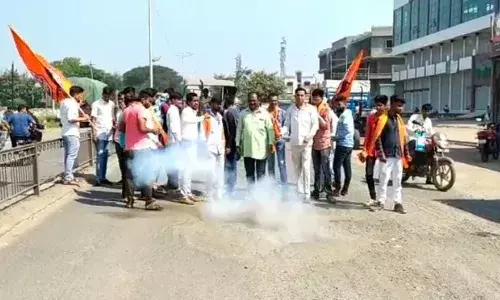 बऱ्हाणपूर अंकलेश्वर हायवेवर खड्ड्यांमध्ये फटाके फोडून महाराष्ट्र नवनिर्माण सेनेचे अनोखे आंदोलन बऱ्हाणपूर अंकलेश्वर हायवेवर खड्ड्यांमध्ये फटाके फोडून महाराष्ट्र नवनिर्माण सेनेचे अनोखे आंदोलन